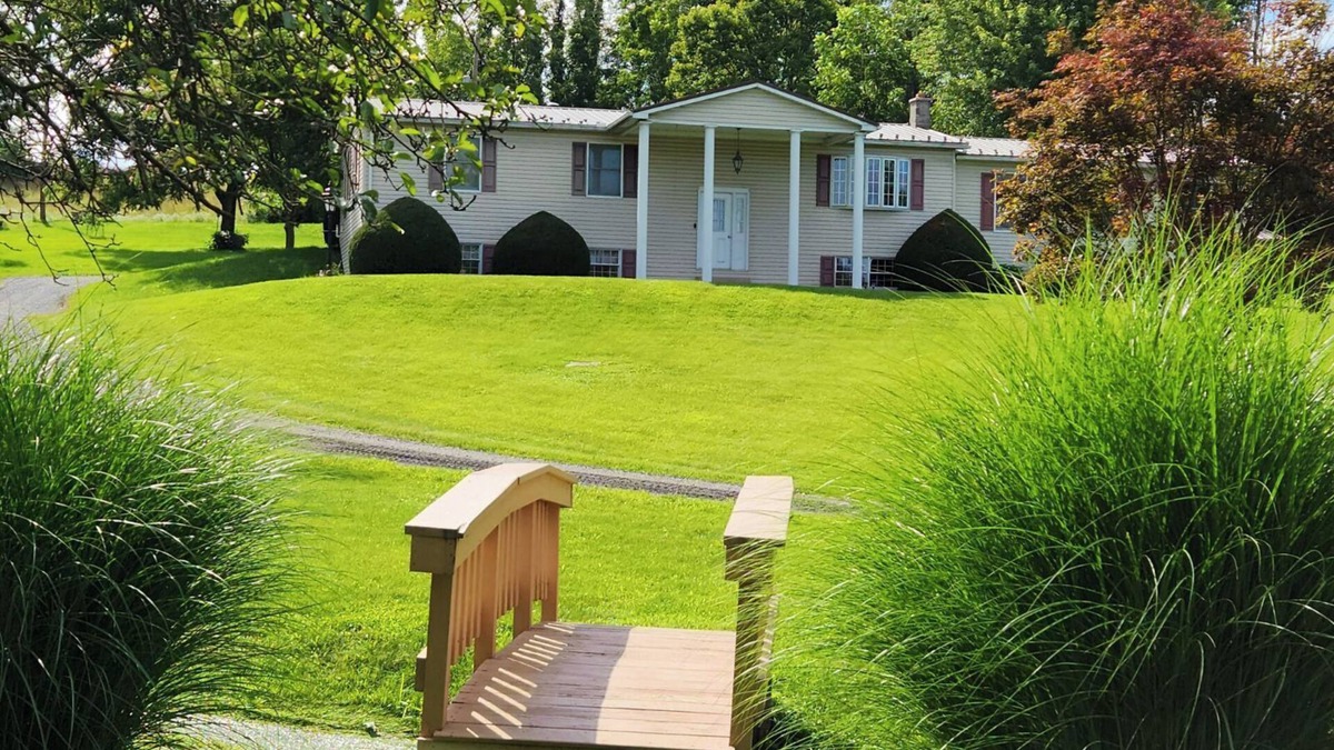 Muncy House | Glade Run House - A quiet country home retreat with a stream running through it.