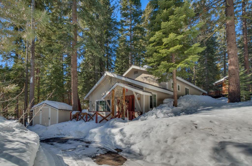 Ridgewood House | Glades Getaway by Tahoe Getaways - Charming Pet-Friendly 3 BD North Shore Cabin w Wood Fireplace & Short Drive to Ski Resorts