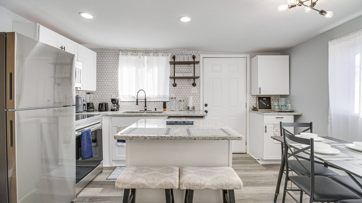 Gladstone House | Gladstone Retreat w/Gas Grill + Fire Pit