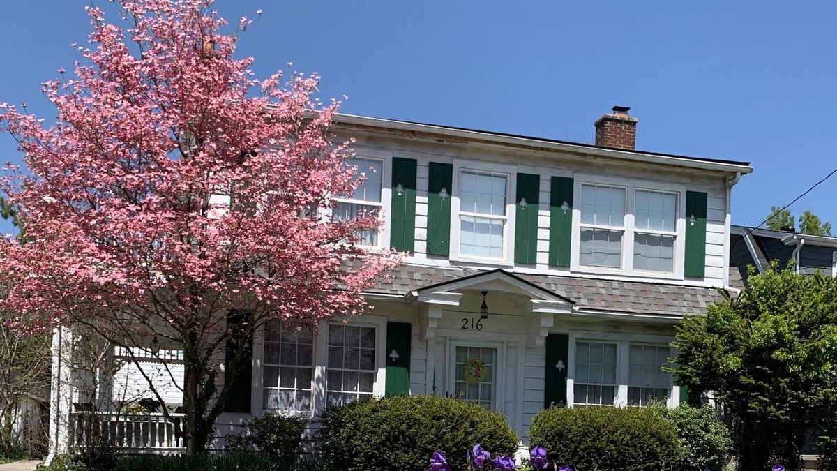 Cynthiana House | Gladys Gables is a cute 1950’s style house near downtown & a park.
