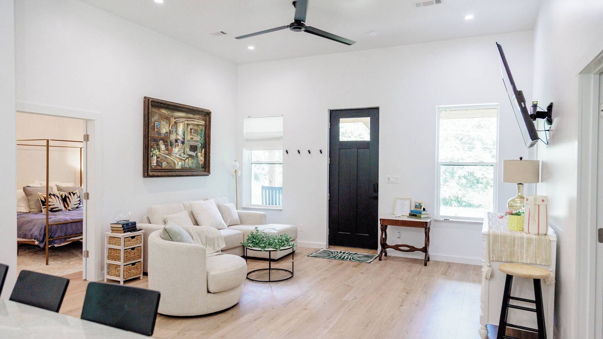 Clarksville Cottage | Glam, Cozy Chateau by Horsehead Lake Wedding Venue, ATV & Hiking, University