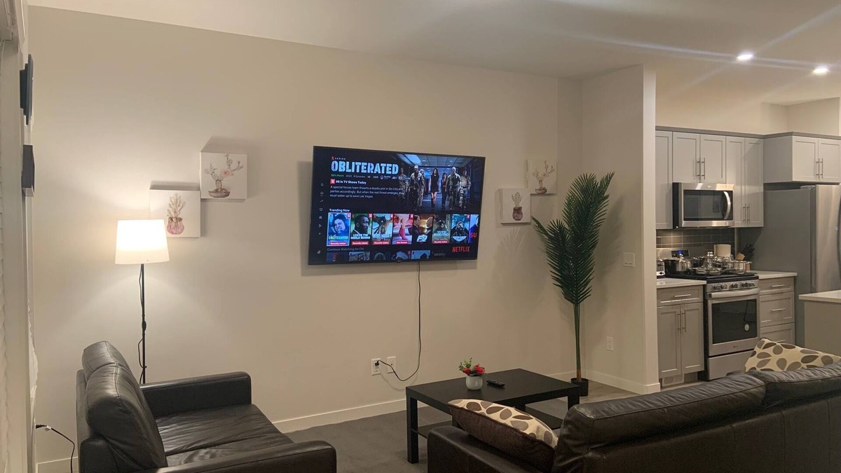 Regina House | Glamorous 3 BR Villa with Double Garage