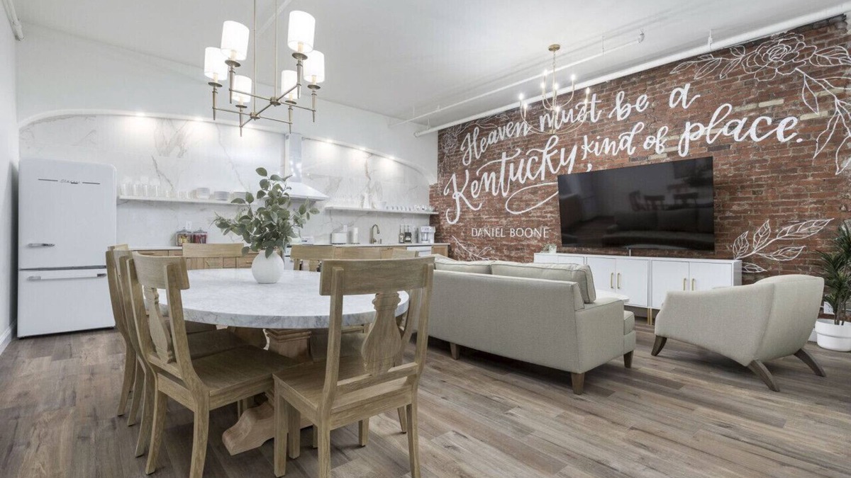 Downtown Louisville Apartment | Glamorous Heart of Kentucky 4 Bed 2 bath Luxury Suite