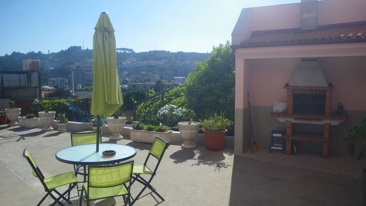 Gondomar Apartment | Glamorous mango-pineapple loft.