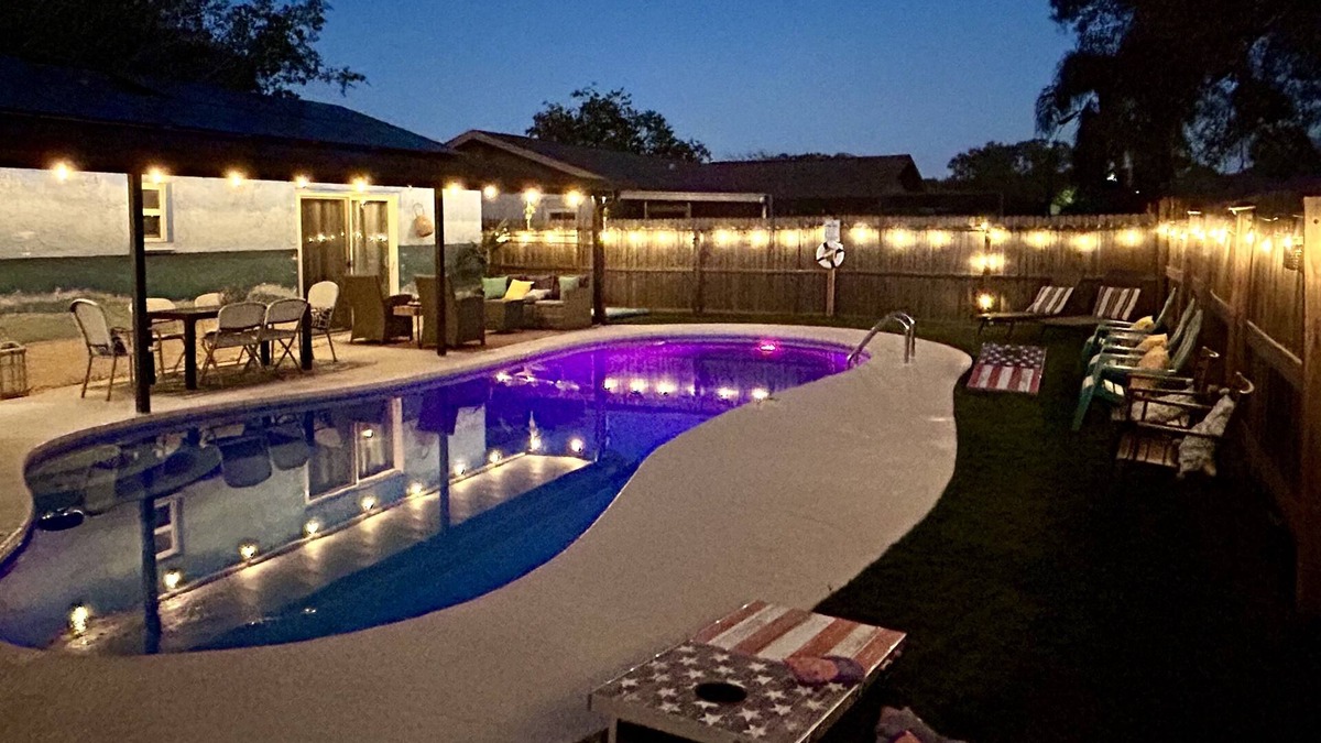 Walsingham House | GLAMOROUS UPDATED HEATED POOL HOME 5 MILES TO THE BEACH! PET FRIENDLY