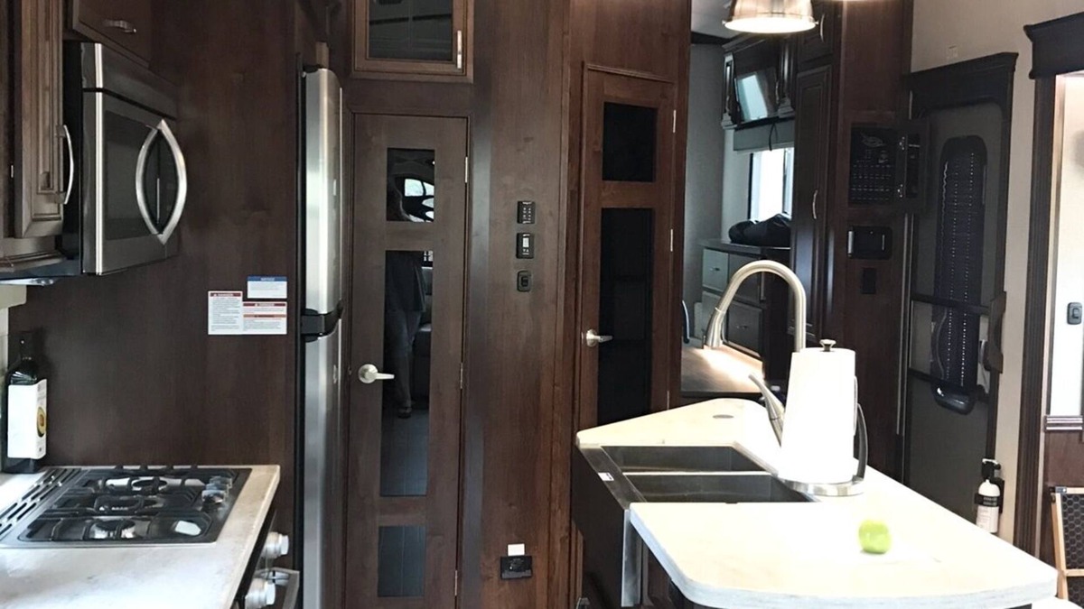 Alpine House | Glamping 5th Wheel Resort Style Living