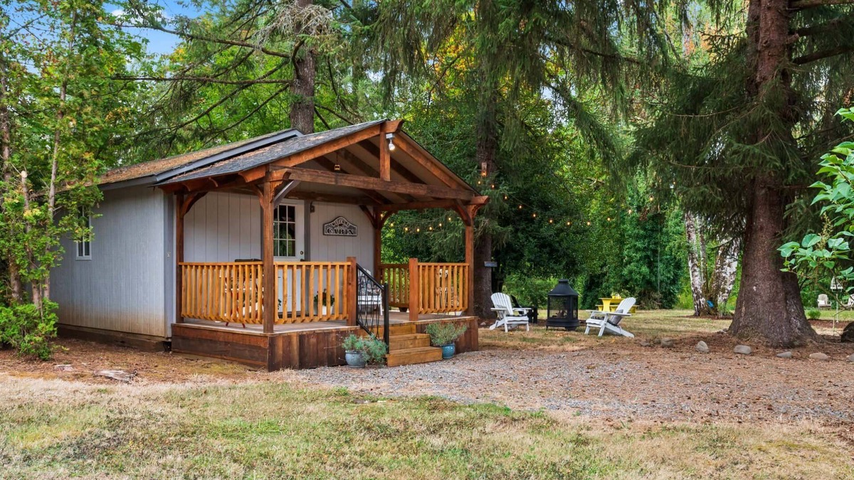 West Stayton Cabin | Glamping Adventure on the Banks of the Thomas River, Fire-Pit, BBQ & Renovated Barn, 2 Miles to Scio