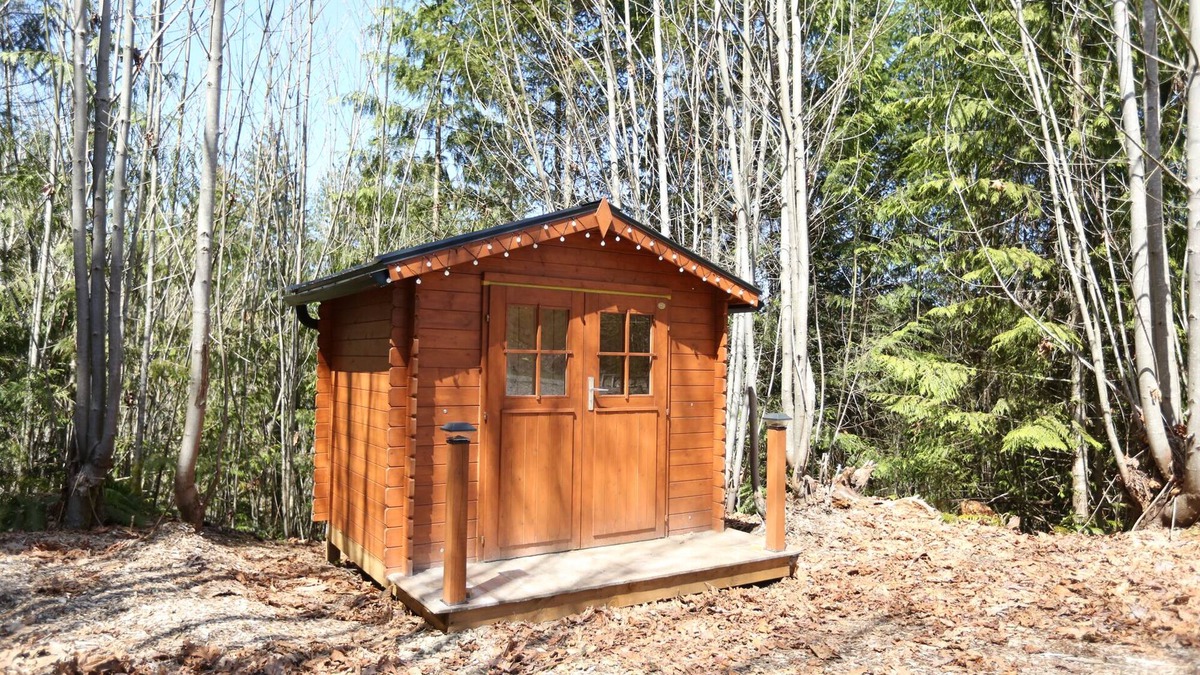 Duncan RV Rental | Glamping Bunkie Cabin Near the Cowichan River