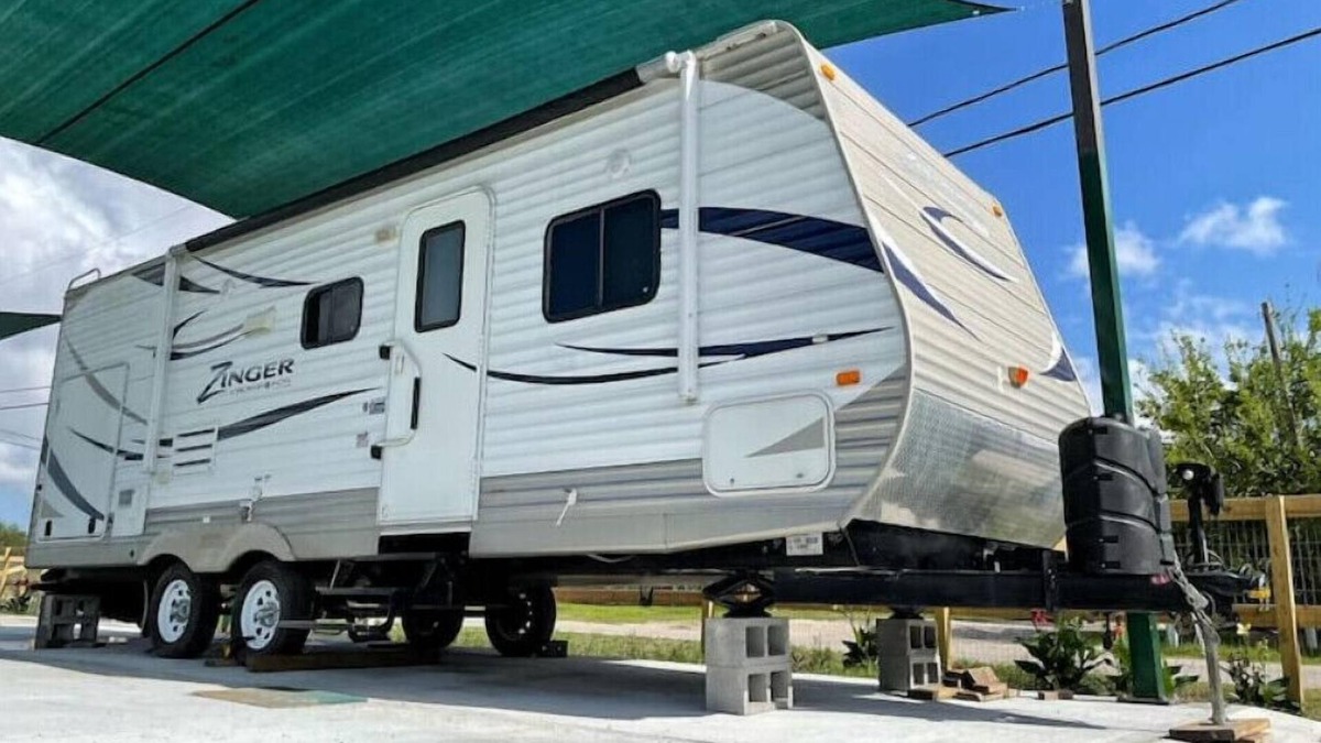 Hitchcock House | Glamping! Clean, Wi-Fi, A/C, SmartTV, water-view