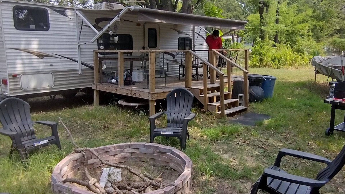 Wills Point RV Rental | Glamping, Fire pits, grills and Lakes.