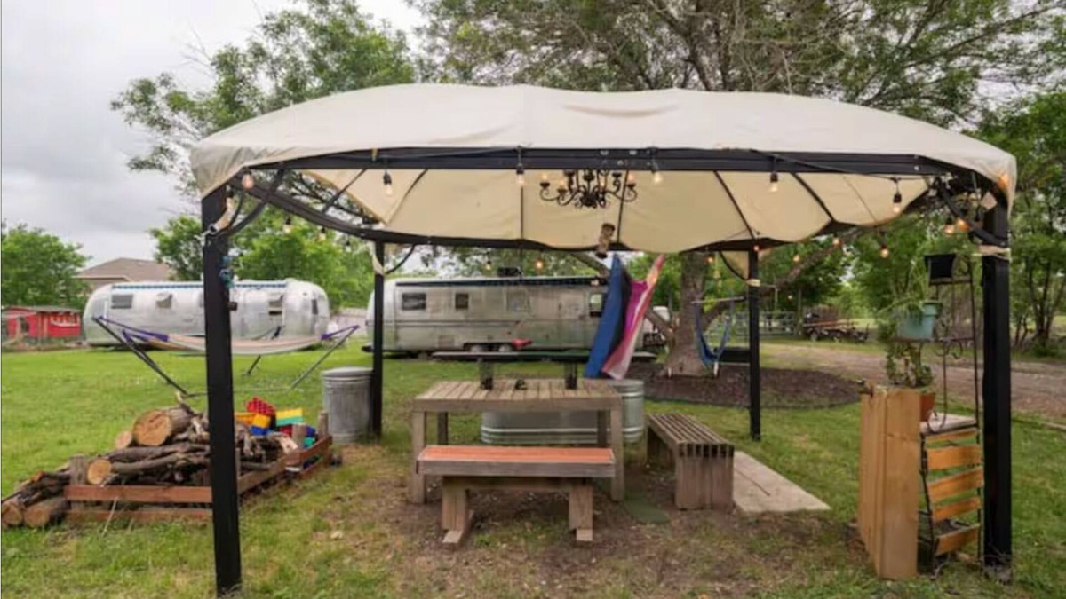 Travis County House | Glamping in Austin - 1975 Avion