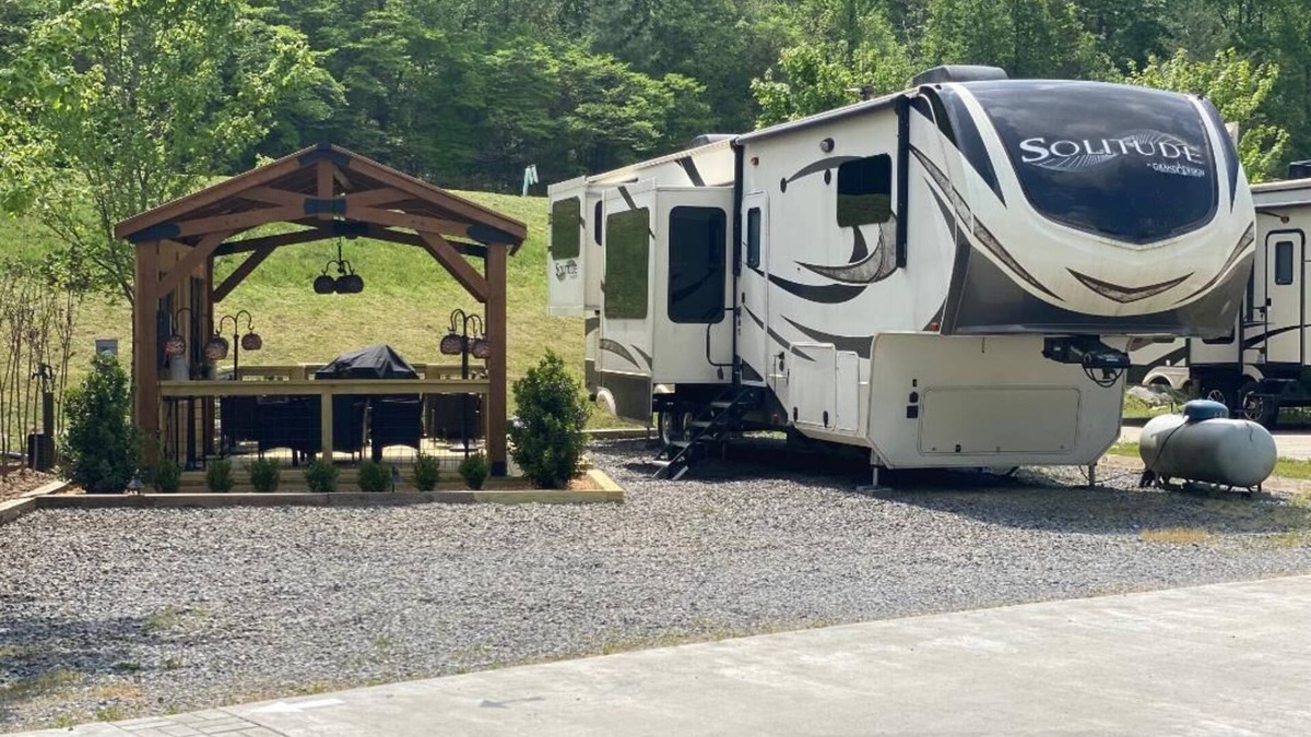 Morganton House | GLAMPING in BLUE RIDGE, salt water pool, hot tub, PAVED ACCESS, perfect location