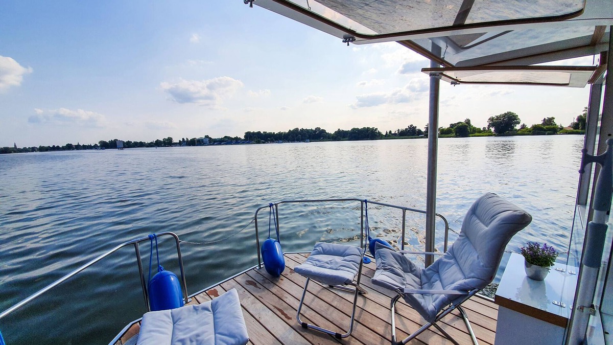 Schmoeckwitz House | Glamping on the water - on the FIONA houseboat