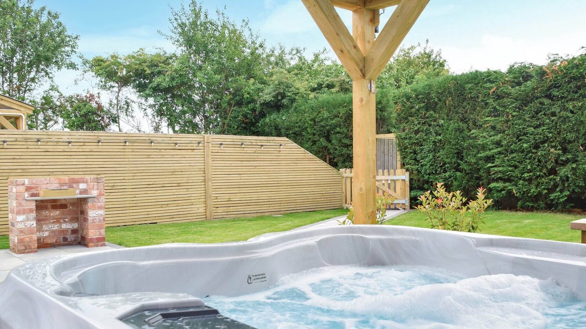 Chorlton-by-Backford Cottage | Glamping Pod 1 - UK49949