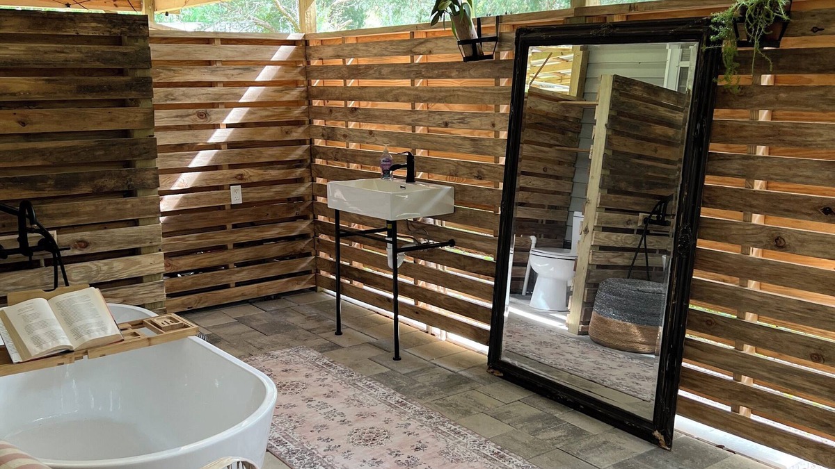Gainesville Cabin | Glamping with A/C bedroom and luxury bath near UF and Springs