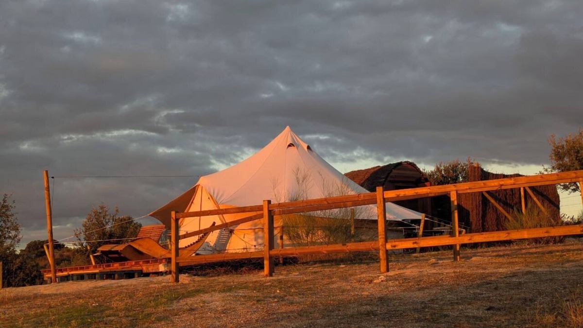 Mentrida RV Rental | Glamping with private kitchen and bathroom in your tent