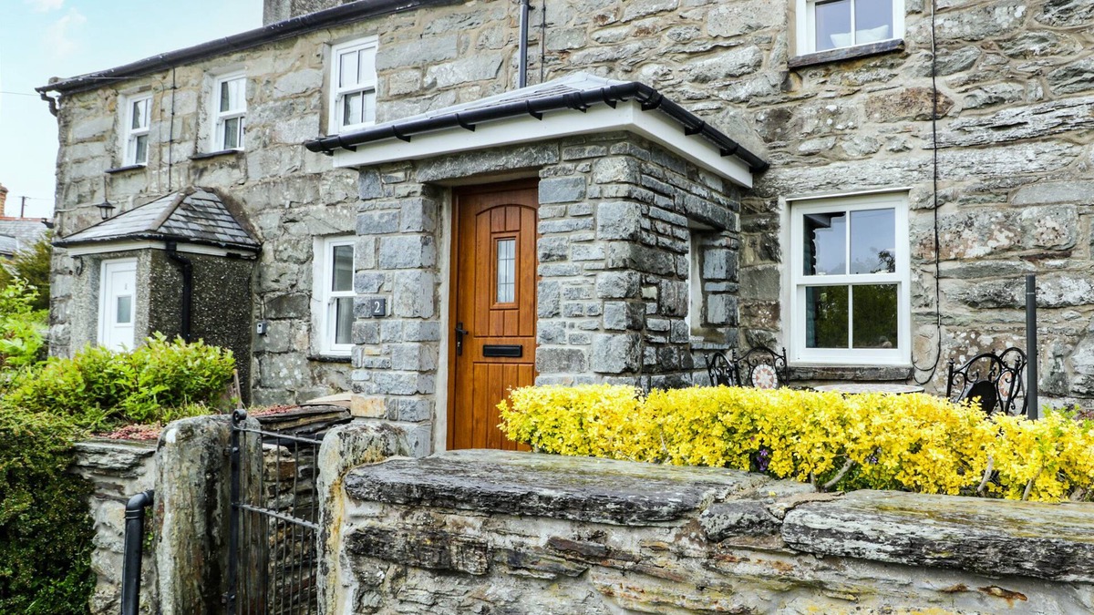 Talsarnau Cottage | GLAN Y WERN COTTAGE, pet friendly, with a garden in Talsarnau