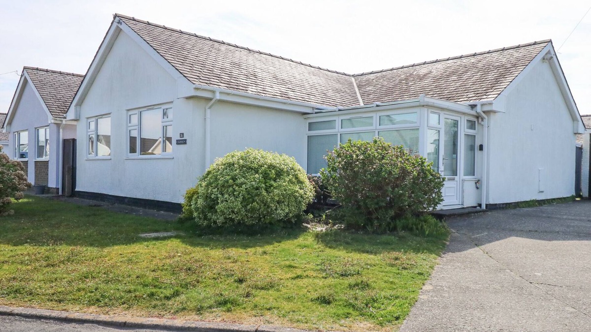 Morfa Bychan Cottage | GLANAIG, pet friendly, character holiday cottage in Morfa Bychan