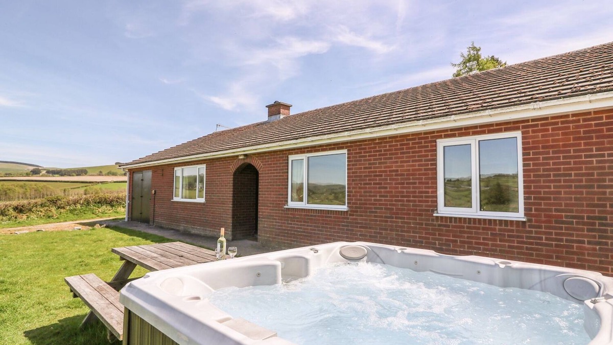 St Harmon Cottage | GLANYRAFON BUNGALOW, pet friendly, with hot tub in St Harmon