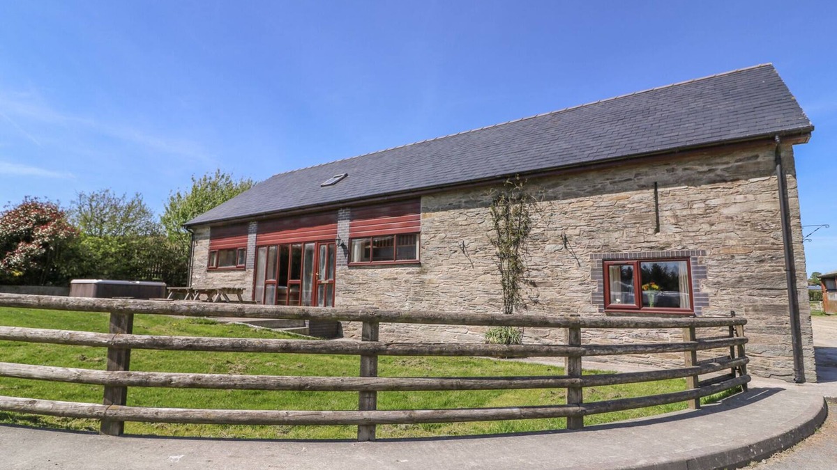 St Harmon Cottage | GLANYRAFON, family friendly, with hot tub in St Harmon