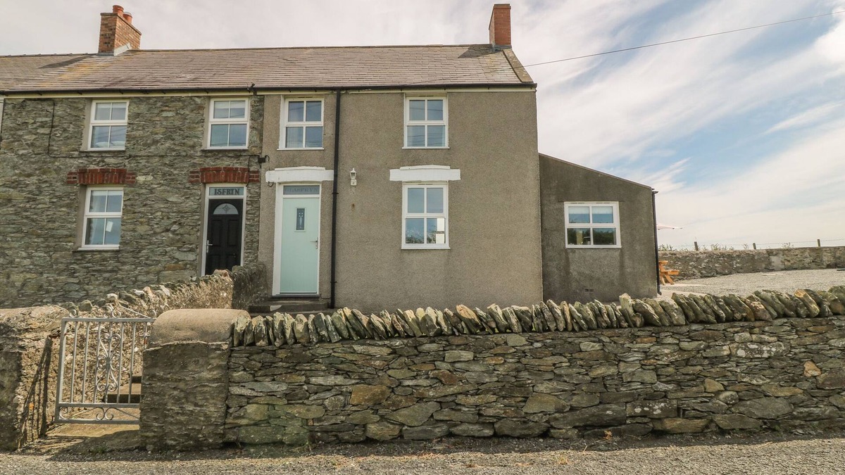 Llanfaethlu Cottage | GLASFRYN, pet friendly, with open fire in Llanfaethlu