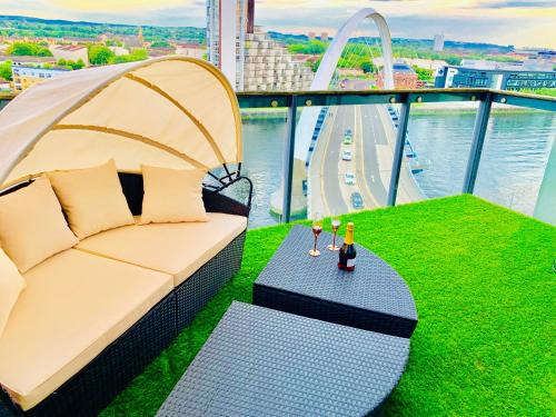 Glasgow Westend Apartment | Glasgow City Centre - The PENTHOUSE with RiverViews - (Duplex, 3 Bedrooms, 3 Bathrooms, 2 Living rooms/Kitchen, Private SKY Terrace, 2 Parkings, Top Floor, Huge - 2100 sq ft, SECC HYDRO)