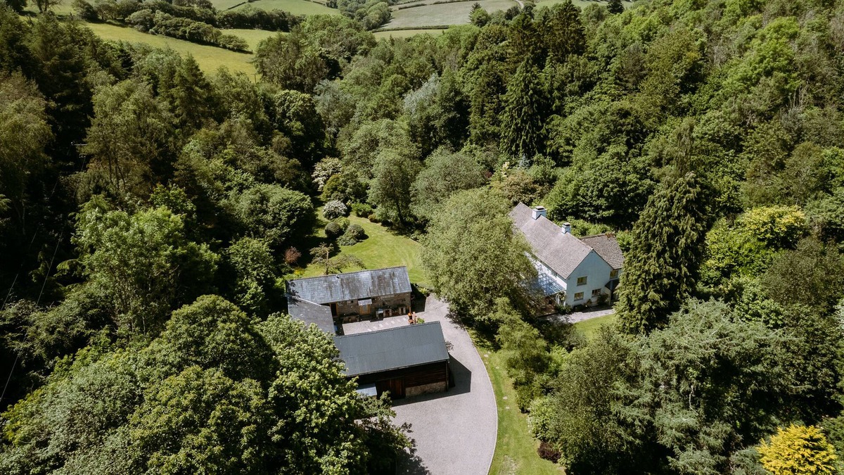 Kington House | Glasnant - Luxury House in the woods with Hot Tub
