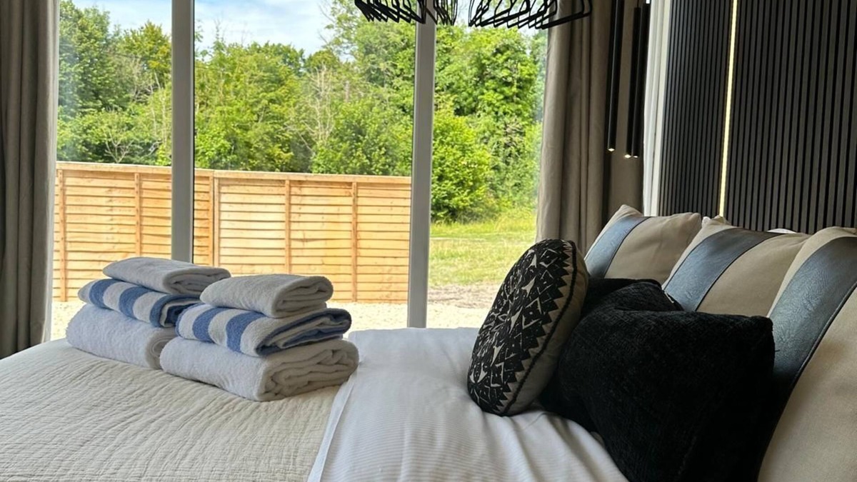 Blandford Saint Mary Cottage | GLASS HOUSE - ROMANTIC ESCAPE | SLEEPS 2 | HOT TUB | BBQ | PATIO | WI-FI
