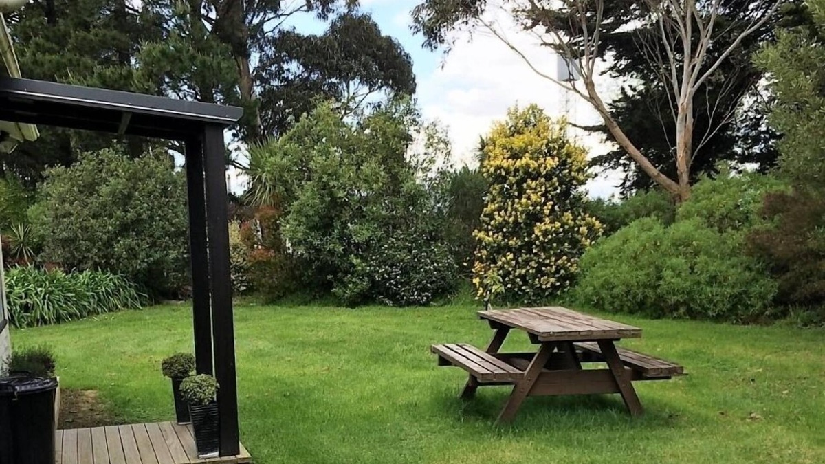 Featherston House | Glass of Red Hideaways-The Studio