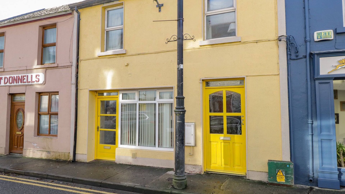 Ballinrobe House | GLEBE HOUSE, pet friendly, with open fire in Ballinrobe, County Mayo