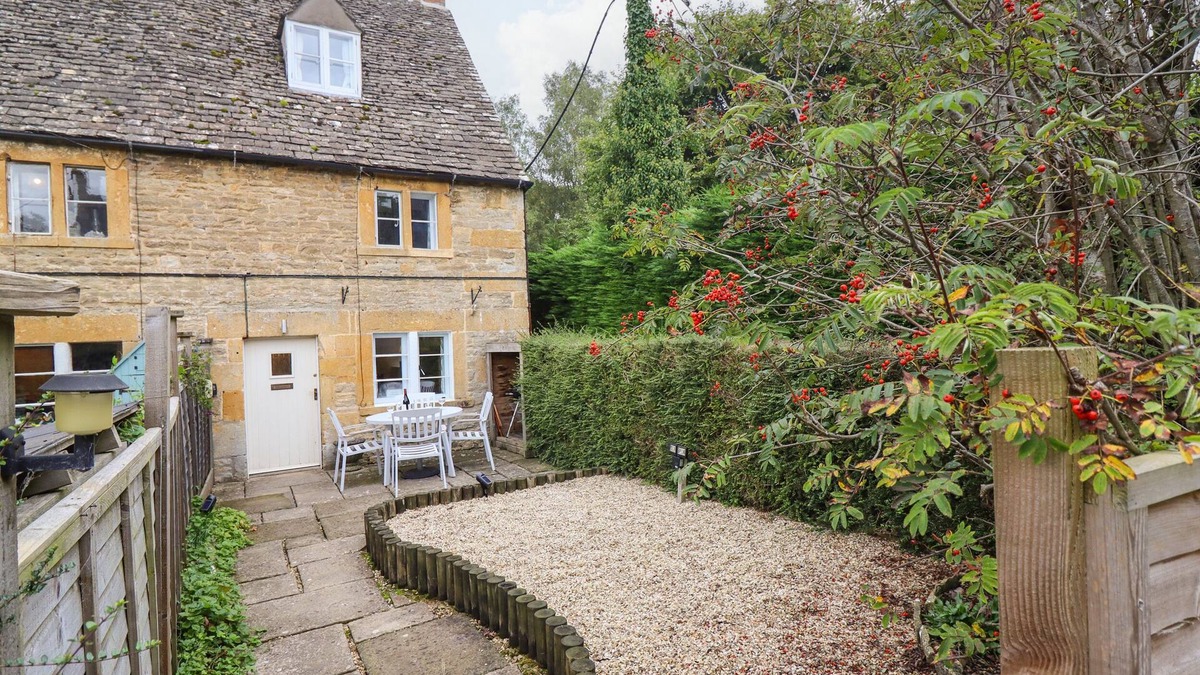Bourton Cottage | GLEED COTTAGE, pet friendly, character holiday cottage in Cheltenham