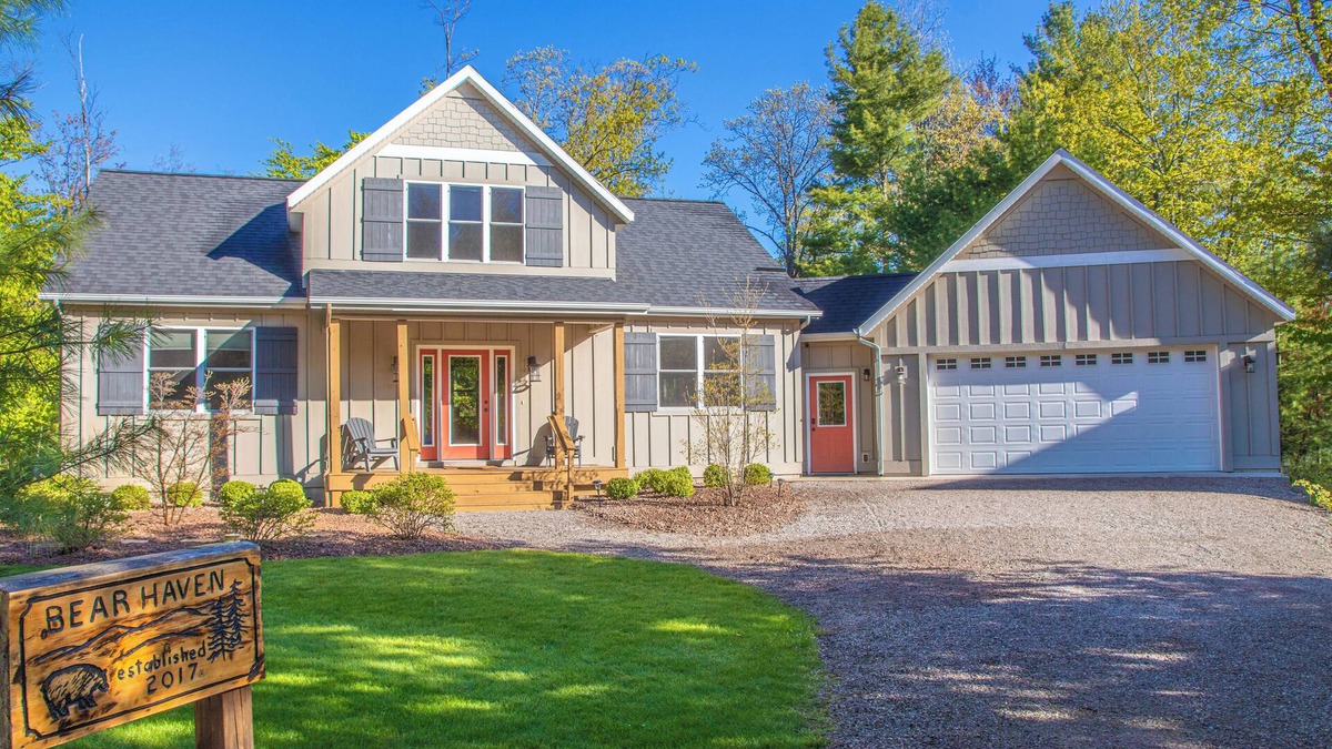 Empire Cabin | Glen Arbor, MI - Walk to Town, Home Theater, Pool Table, bon fire