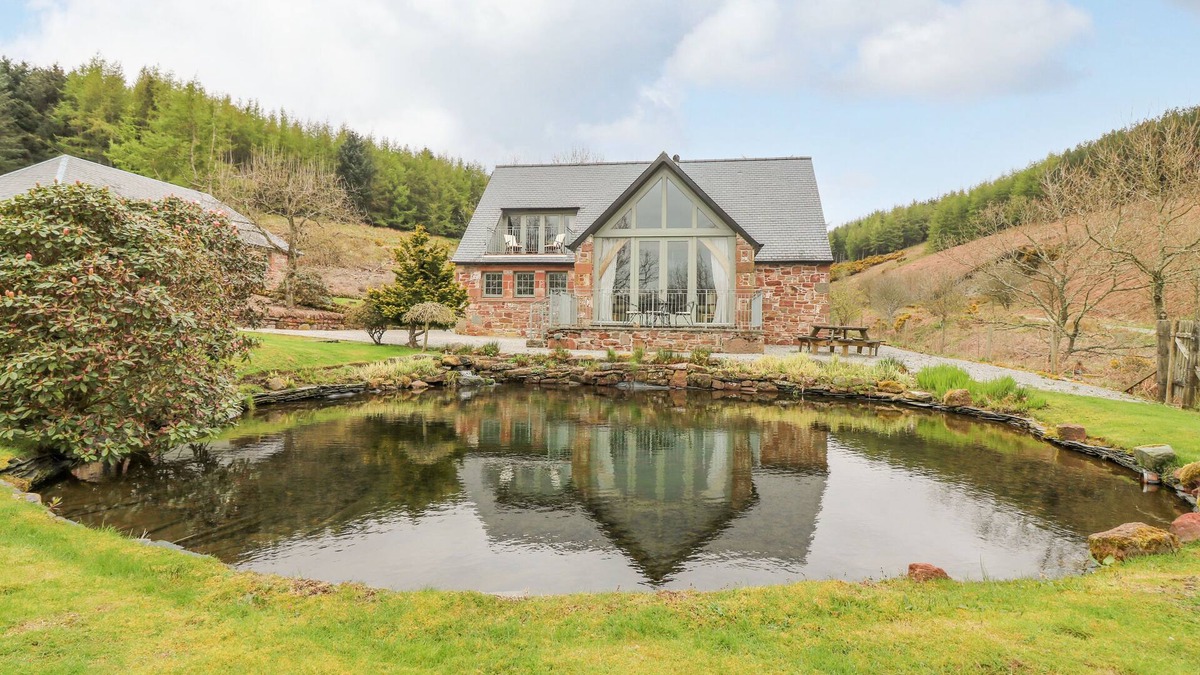 Kirriemuir Cottage | GLEN CRUICK, pet friendly, luxury holiday cottage in Kirriemuir