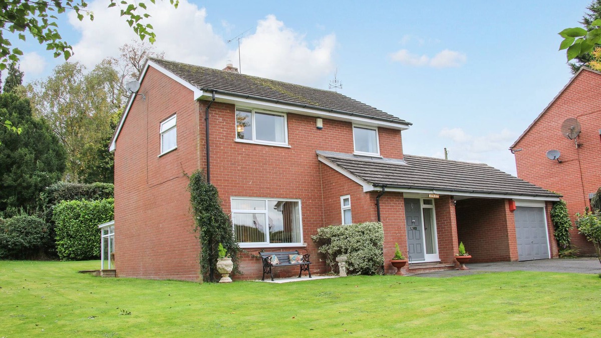 Madeley Cottage | GLEN HELEN, family friendly, with a garden in Madeley