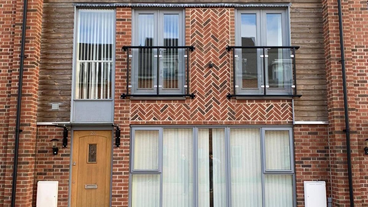 Leicester House | GLEN VIEW- 5 bed house up to 12 people - Large rooms with walk in wardrobes