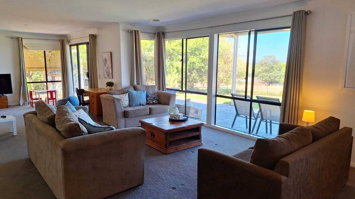 Rutherglen House | Glenacre of Rutherglen - spacious house on an acre with great views