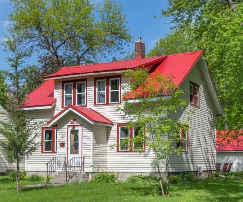 Glencoe House | Glencoe-freshly remodeled-pets ok-4 bedrooms-grill