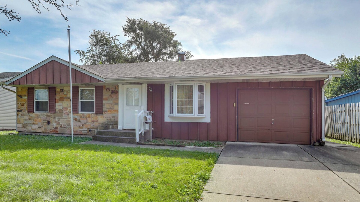 Glendale Heights House | Glendale Heights Home with Office and Backyard!
