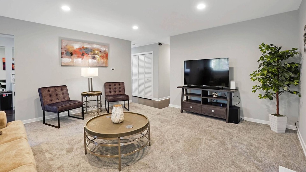 Glendale Heights House | Glendale Heights Rental - Windsor Ln