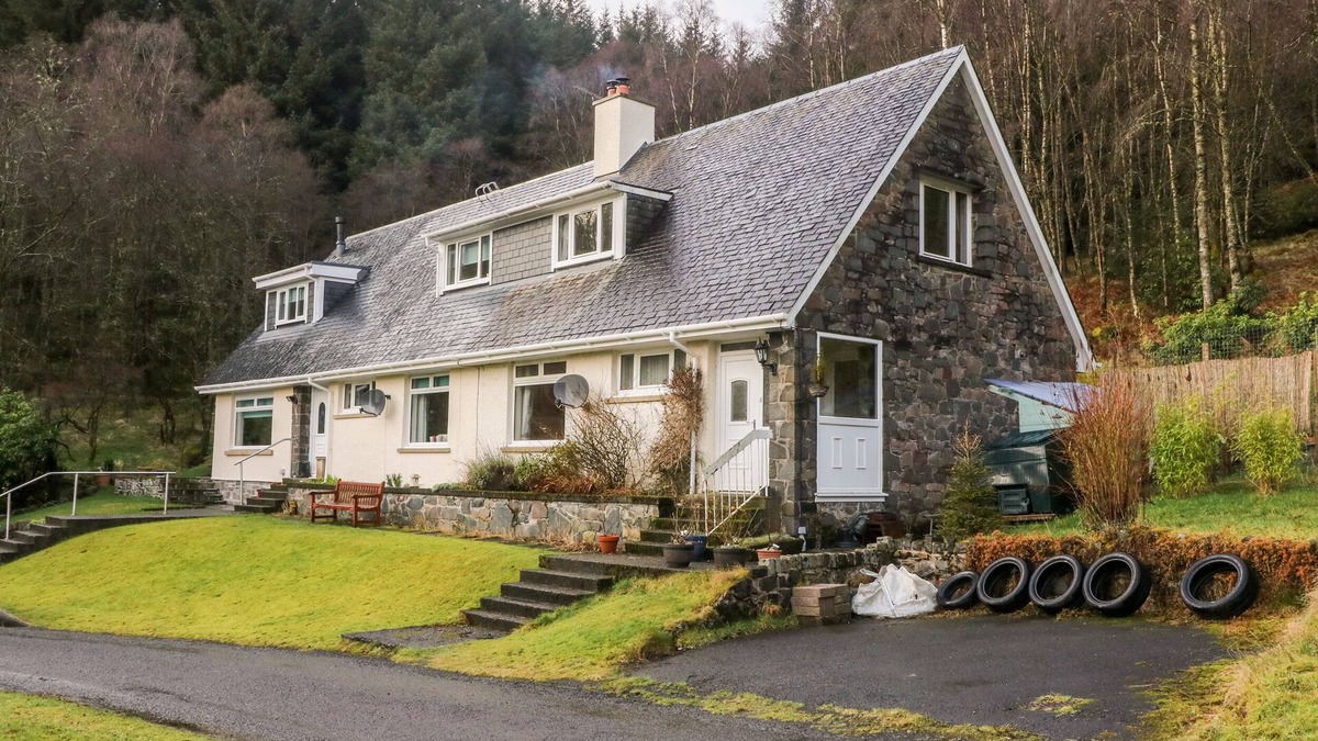 Saddell Cottage | GLENFINGLAS DAM COTTAGE, pet friendly, with open fire in Callander