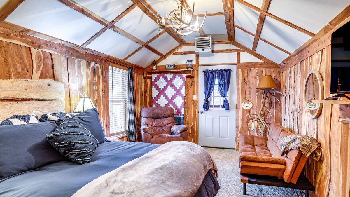 Adams County Cabin | Glenvil Cabin w/Gas Grill: Steps to Dock & Pond!