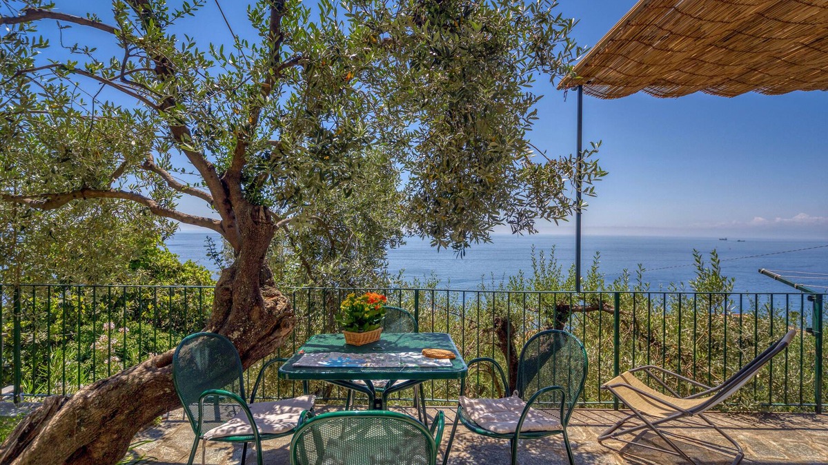 Sori Apartment | Gli Ulivi Home two-room apartment facing the sea with terrace on the floor and swimming pool
