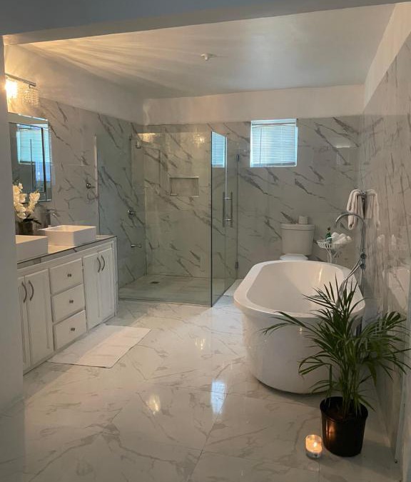 Runaway Bay Apartment | Glistening diamond suite