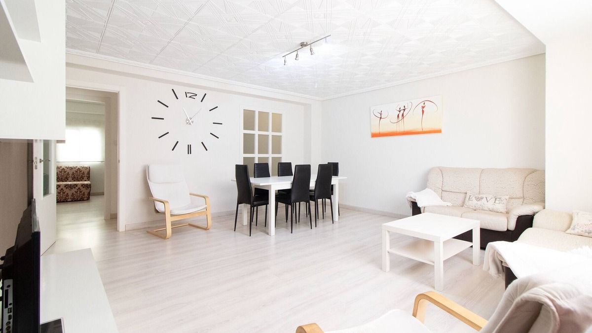 Sagunto Apartment | Global Properties: 4-bedroom apartment 100 m from the beach