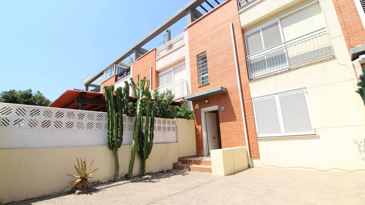 Sagunto House | Global Properties: Modern and practical townhouse in Puerto de Sagunto