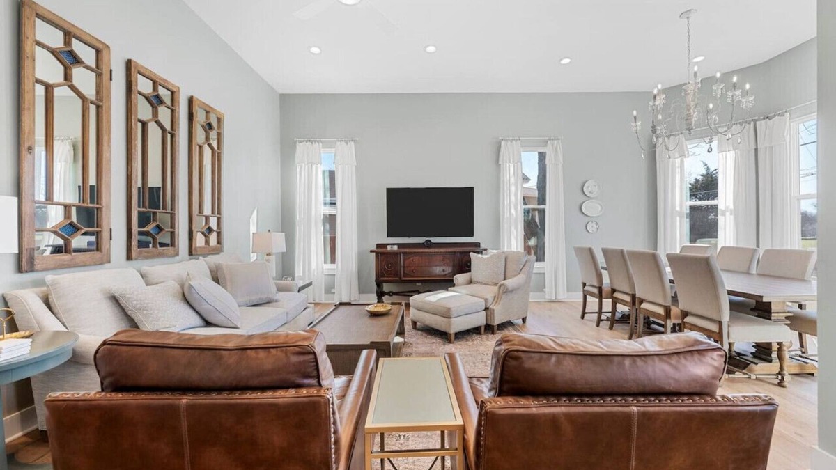 Brazos House | Gloria Estate- 2 blocks to Silos