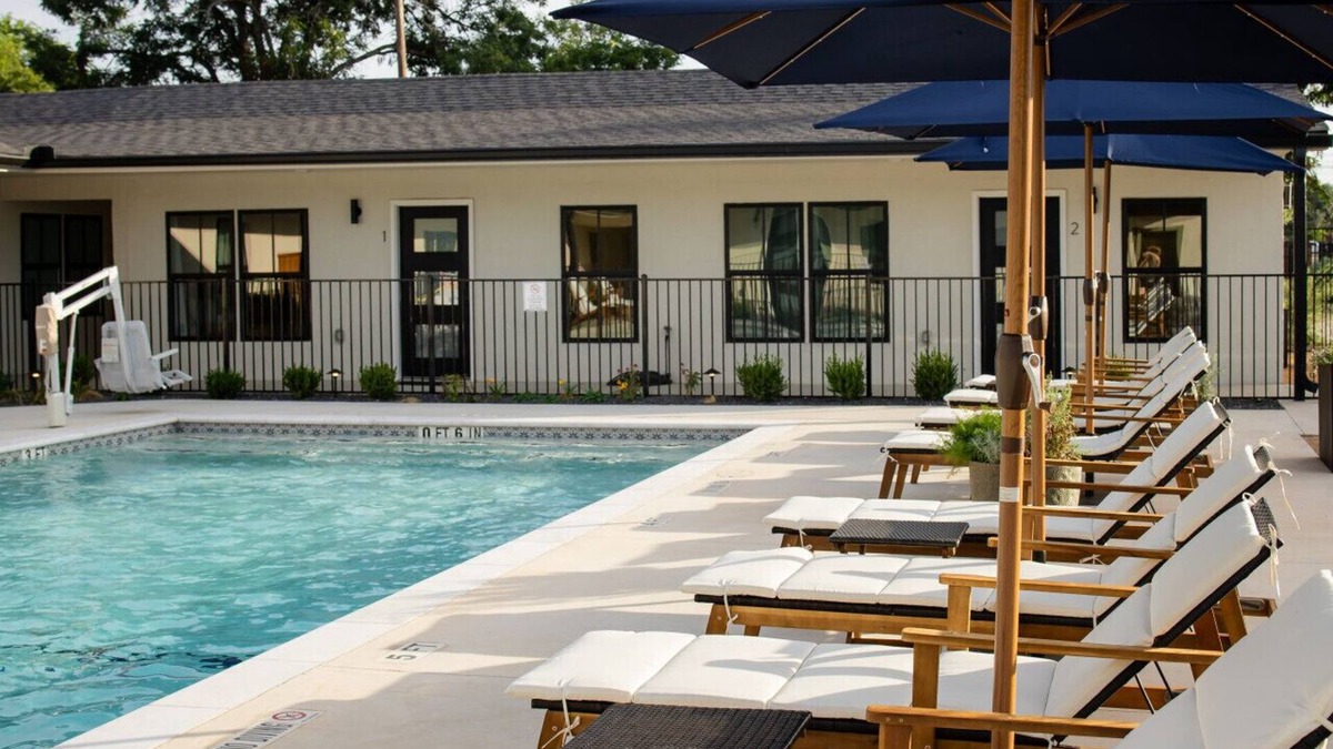 Brazos Hotel | Gloria Inn Unit 4 -5 minutes from Baylor and 2 Blocks to Magnolia