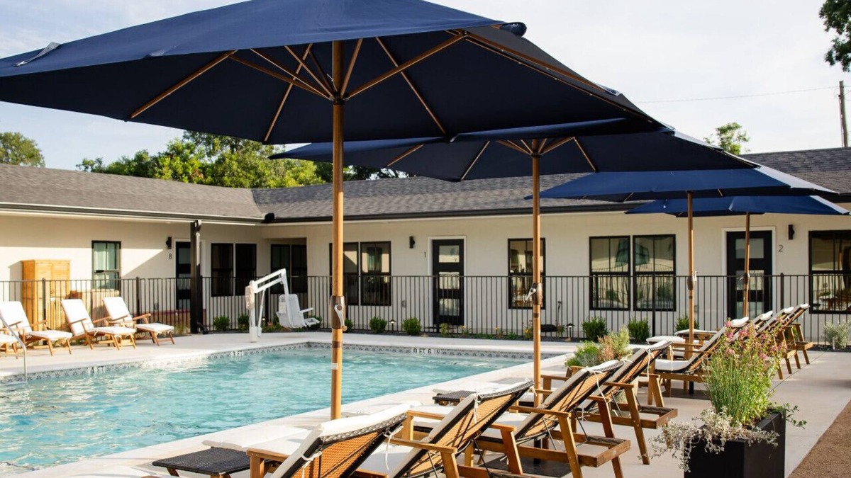 Brazos Hotel | Gloria Inn Unit 5 -5 minutes from Baylor and 2 Blocks to Magnolia