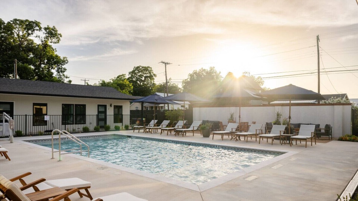 Brazos Hotel | Gloria Inn Unit 6- 5 minutes from Baylor and 2 Blocks to Magnolia