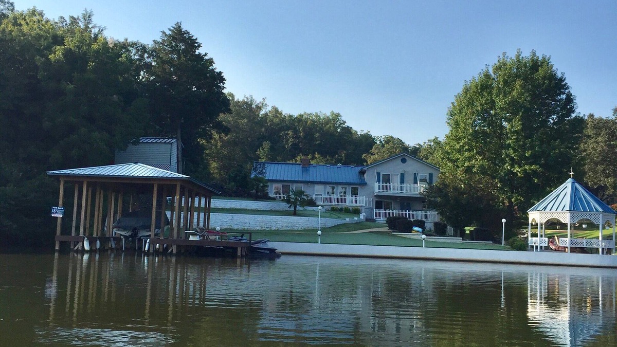 Mid America House | Glorious gateway 4 bedroom lake home- Discount Rates!